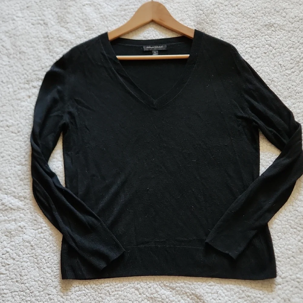 Banana Republic Black High V-neck Lightweight Sweater Long Sleeve Sz S/M Preppy